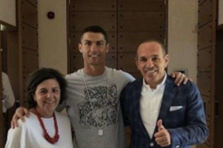 La foto de Instagram de Ronaldo con los hoteleros griegos.