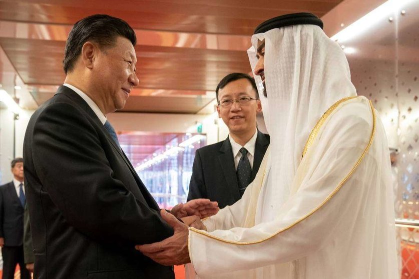 El presidente chino junto al jeque Mohamed bin Zayed. (WAM)