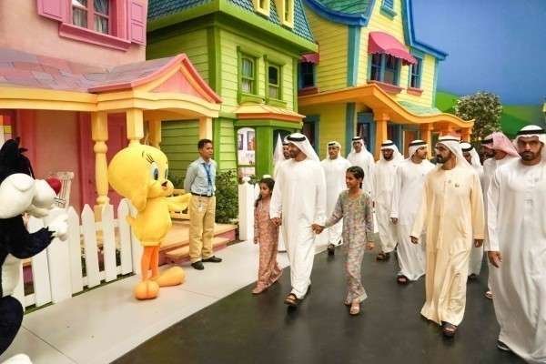 El gobernador de Dubai y el príncipe heredero de Abu Dhabi durante el recorrido por el parque Warner Bros.