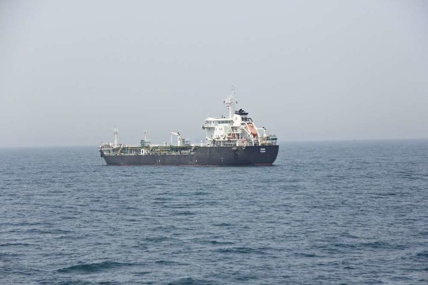 Barco surca las aguas del Golfo Arábigo. (EL CORREO)