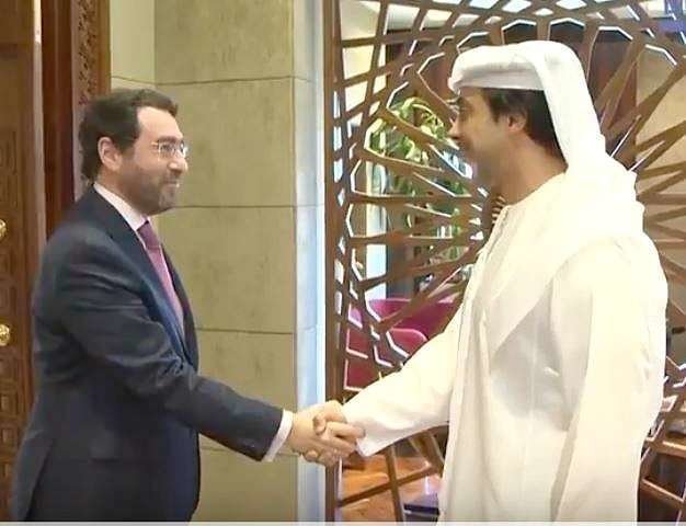 El embajador de Colombia -izquierda- saluda al jeque Mansour bin Zayed Al Nahyan. (WAM)