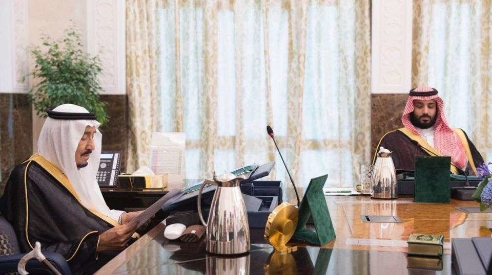 El rey Salman de Arabia Saudita y el príncipe heredero Mohammed bin Salman en la reunión del gabinete en Neom.
