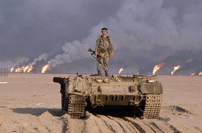 Un soldado estadounidense en un tanke irakí destruído en 1991. (Peter Turnely / Corbis)