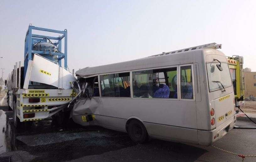 La Policía de Abu Dhabi publicó en Twitter una imagen de un accidente de un autobús.