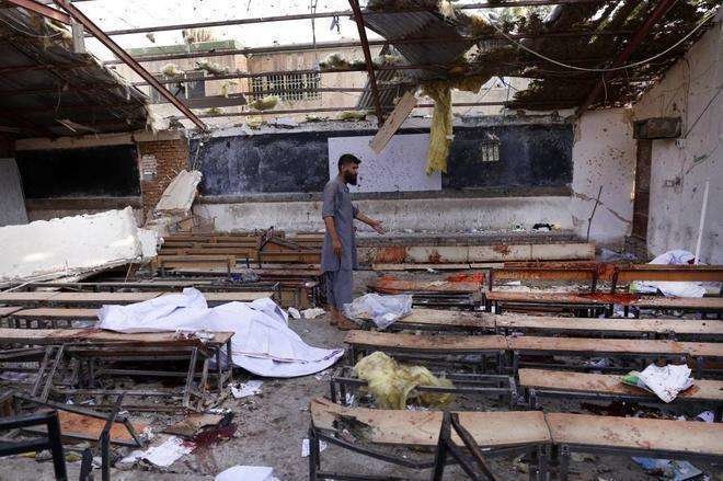 En la imagen de EFE, estado en que quedó la escuela tras el atentado.