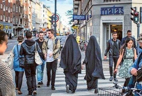Mujeres árabes pasean por una ciudad occidental.