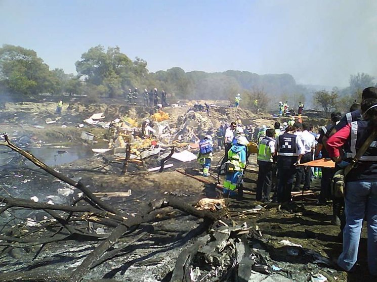 Zona del incendio tras la caída del avión de Spanair. (EL PAÍS)