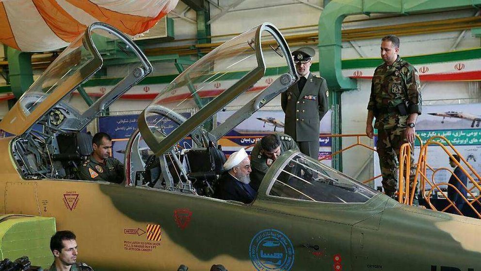 En la foto de AFP, el presidente de Irán dentro del avión de fabricación nacional.
