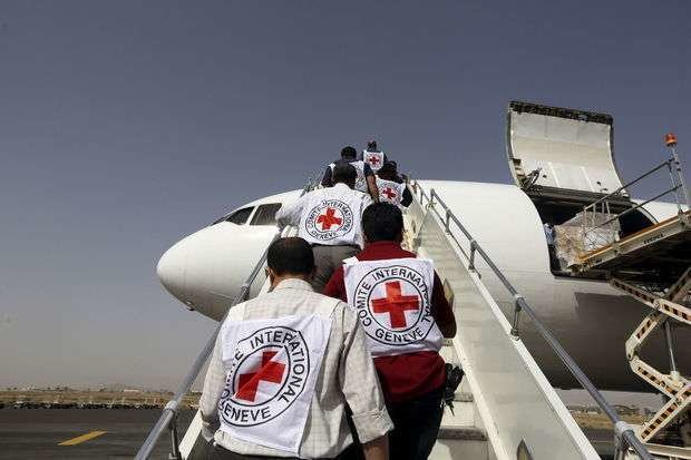 En la imagen de Reuters, personal de Cruz Roja abandona Yemen en junio de 2018.