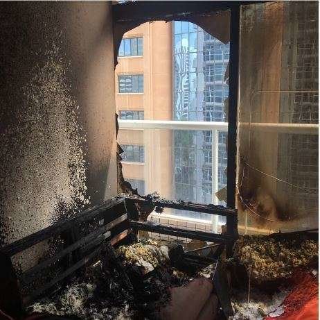La Policía de Abu Dhabi publicó en Twitter una imagen del fuego en la vivienda.