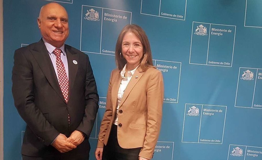 Abdul Razzaq Mohamed Hadi, embajador de Emiratos Árabes Unidos en Chile, con Susana Jiménez, ministra de Energía de Chile. (WAM)