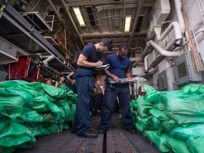 Miembros de la Marina estadounidense hacen inventario de las armas incautadas en el Golfo de Adén. (US Navy)