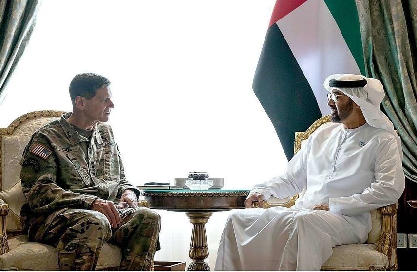 El jeque Mohammed bin Zayed Al Nahyan junto al general Joseph Votel, en el transcurso de la reunión. (WAM)