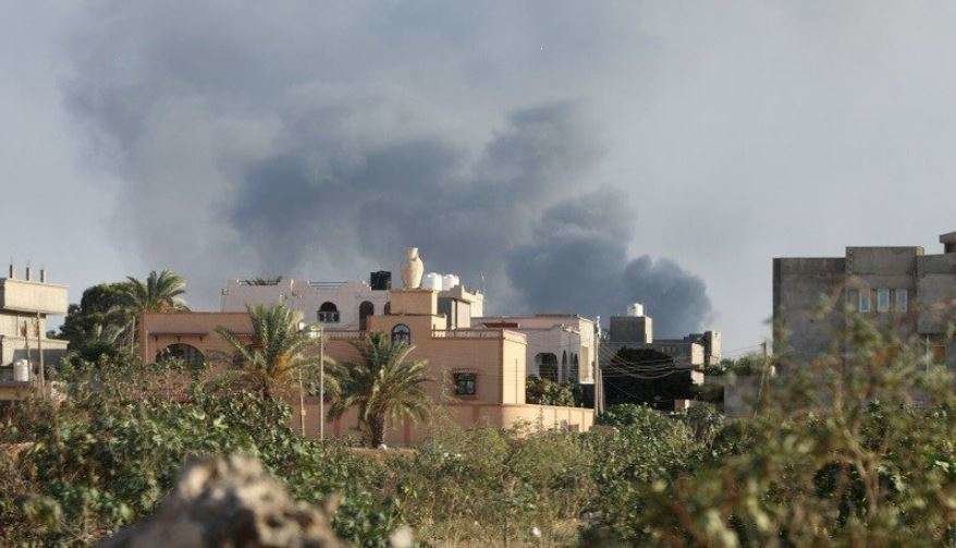 Columnas de humo en la capital libia de Trípoli.