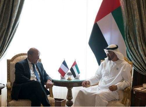 El príncipe heredero de Abu Dhabi junto a Jean-Yves Le Drian, ministro francés de Asuntos Europeos y Extranjeros. (WAM)
