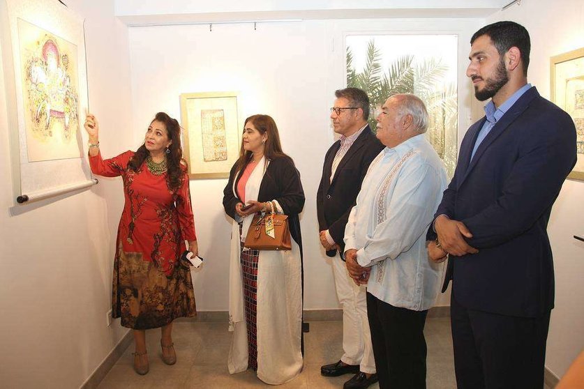 La artista mexicana Myriam Kruisheer explica el sentido de su obra a los numerosos asistentes a la inauguración de la muestra en la Fundación Al Qasimi de Ras Al Khaimah. (EL CORREO)
