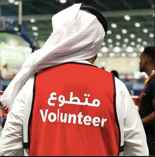 Un emiratí llevando el chaleco de voluntario. 
