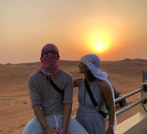 Matilda Mourinho y su novio en el desierto de Dubai.