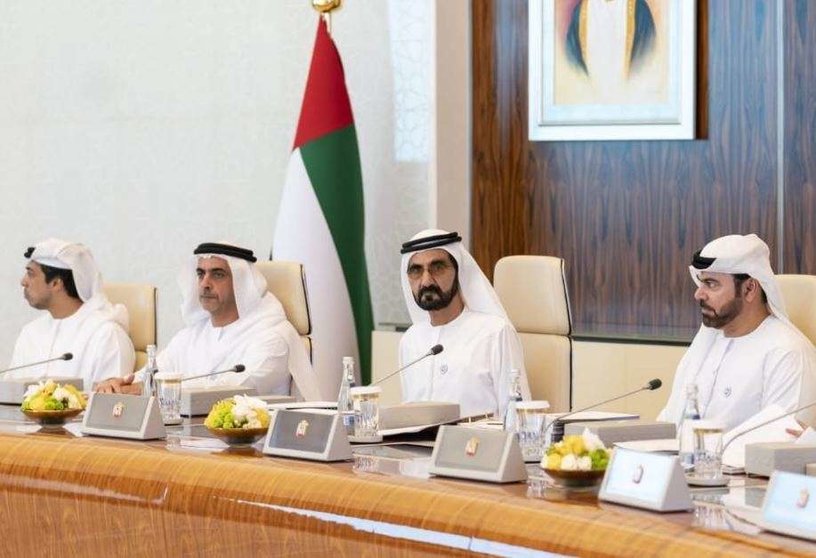 El gobernante de Dubai durante la reunión del Gabinete.