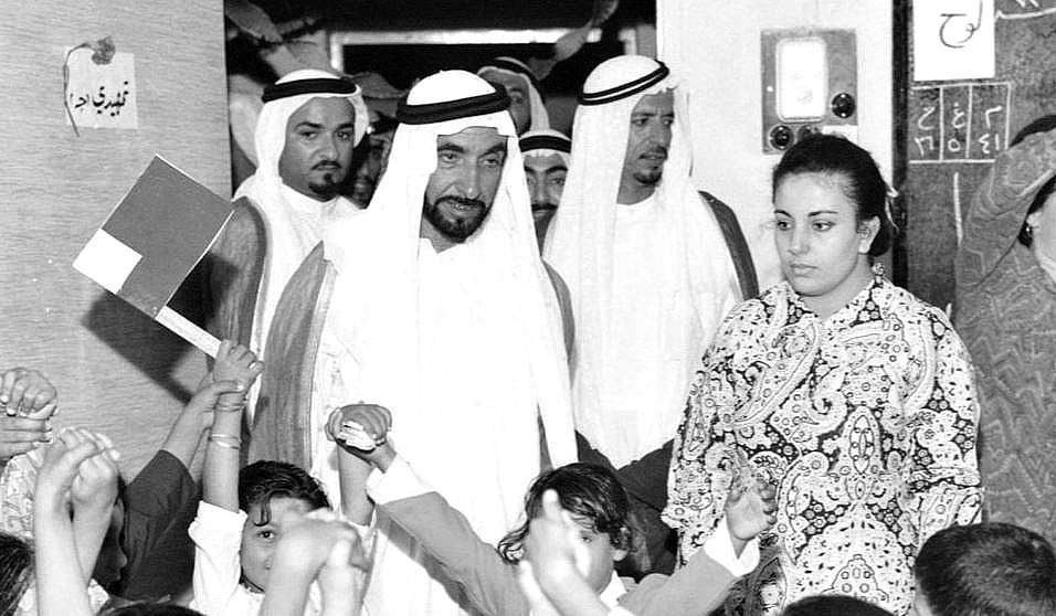 El desaparecido jeque Zayed, fundador de Emiratos Árabes Unidos, durante un acto. (zayed.ae)
