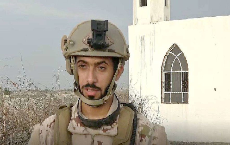 Soldado emiratí explica ante la mezquita profanada las acciones de los hutíes en Yemen. (WAM)