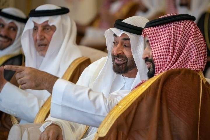 Los príncipes herederos de Abu Dhabi y Arabia Saudita durante el Festival de Camellos.