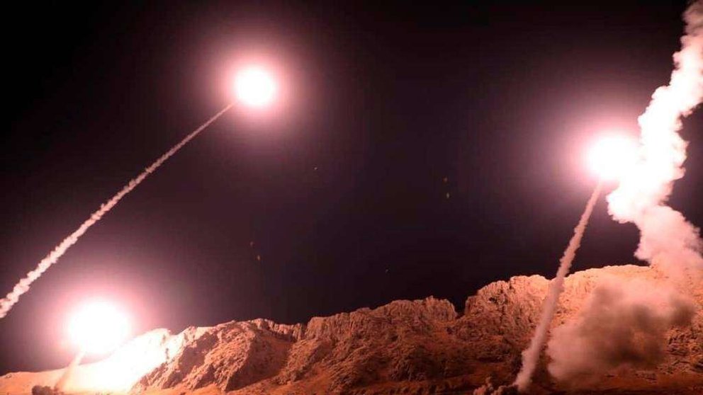 En la imagen de AP, misiles disparados por Irán.