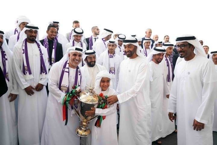 El príncipe heredero de Abu Dhabi recibe al equipo de fútbol del Al Ain.