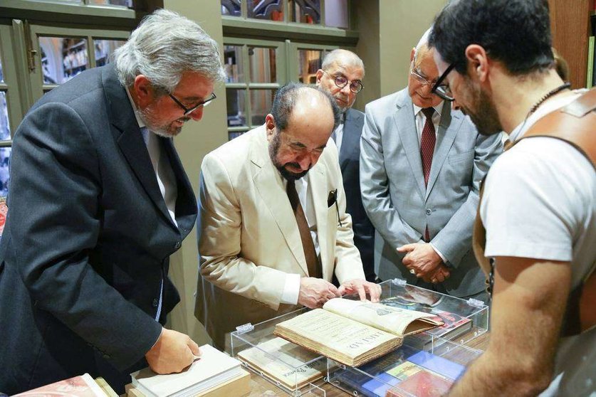 El jeque de Sharjah durante su visita a una de las bibliotecas en Portugal.