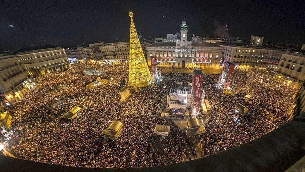 Miles de personas aguardan en la Puerta de Sol de Madrid las campanadas de fin de Año. (Efe)