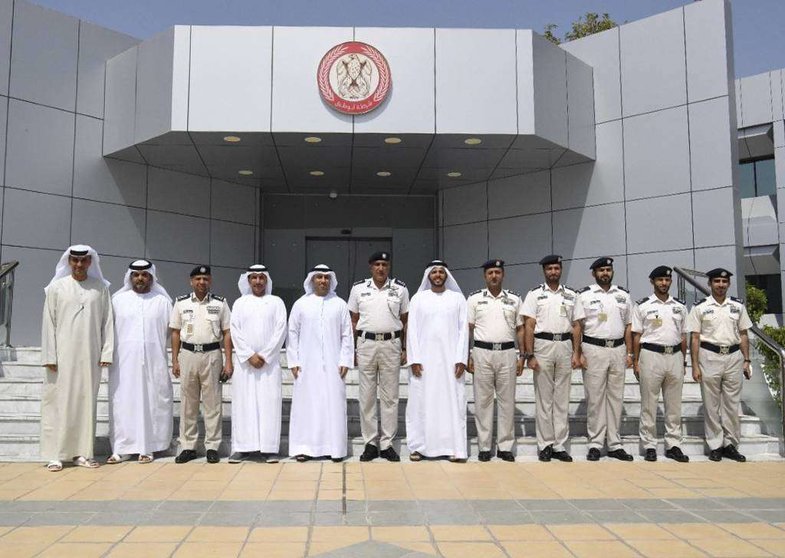 Altos cargos y funcionarios de la Agencia Espacial de Emiratos y la Policía de Abu Dhabi, tras la firma de su memorando de entendimiento. (WAM)
