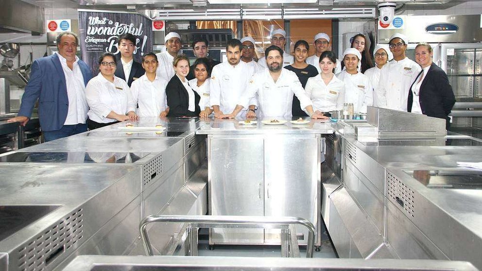 El responsable y el chef de Provacuno, junto a la directora y a los estudiantes de la Academia de Hostelería de Emiratos, situada en Dubai. (EL CORREO)