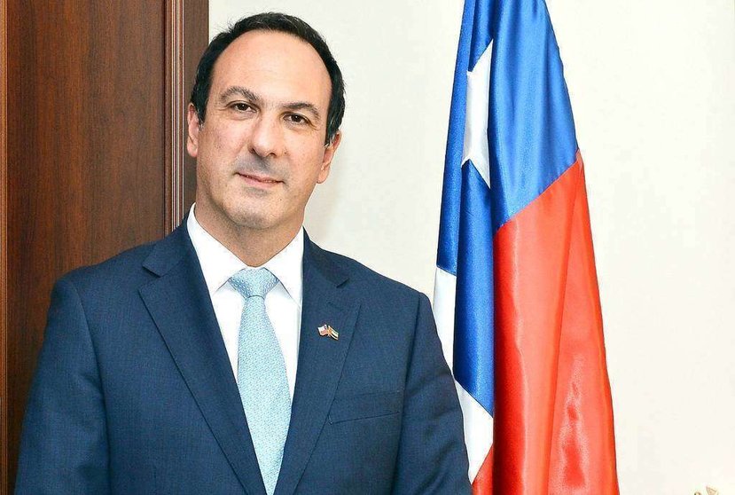 El embajador Jorge Daccarett, en su despacho de la sede diplomática de Chile en Abu Dhabi. (Manaf K. Abbas / EL CORREO)