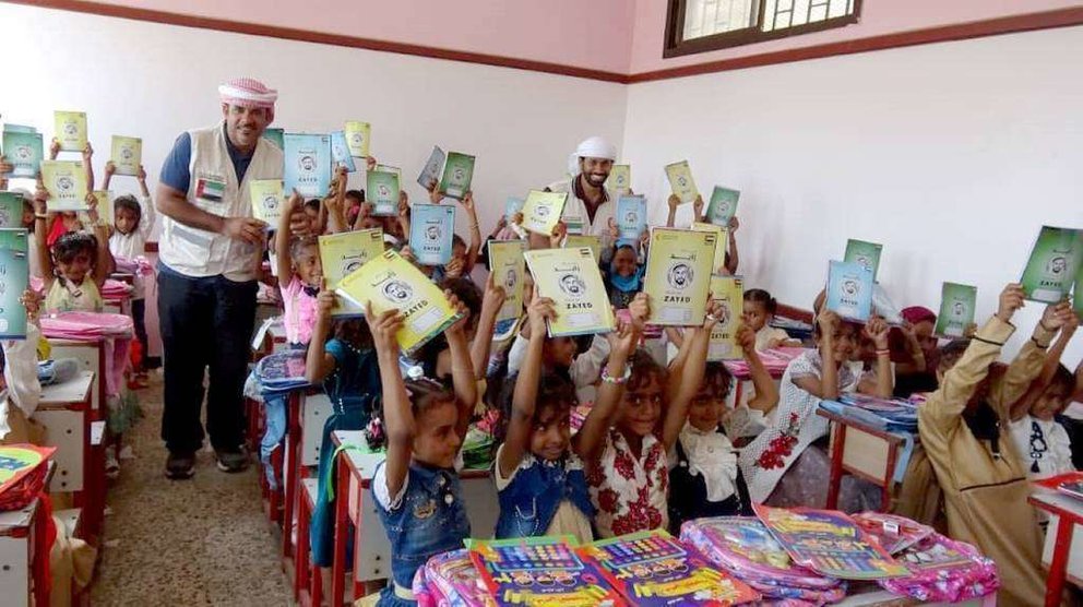 Escolares yemeníes muestran el material donado por ERC. (WAM)