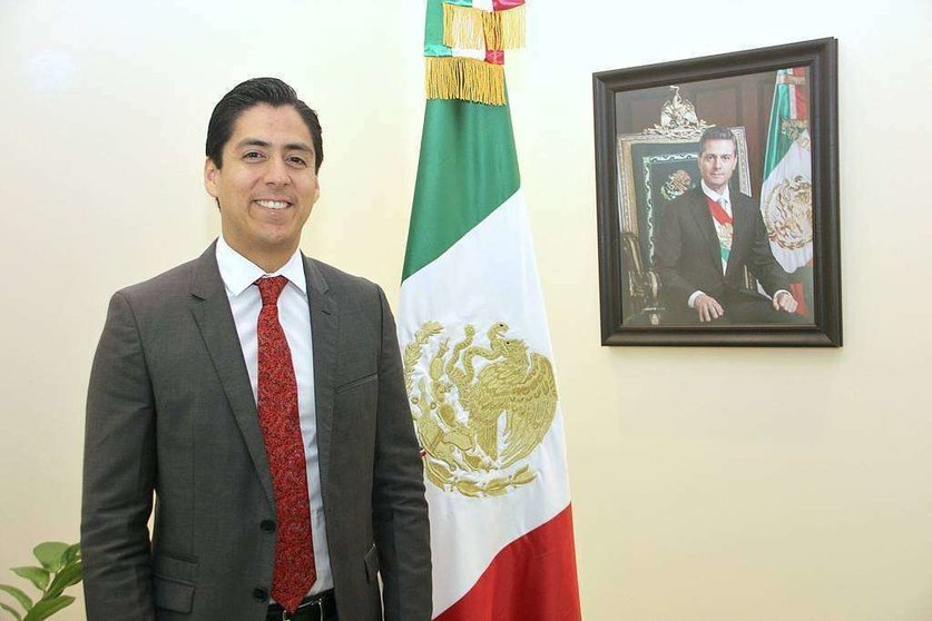 Emilio Granados, en la sede de la Embajada de México en Abu Dhabi. (EL CORREO)