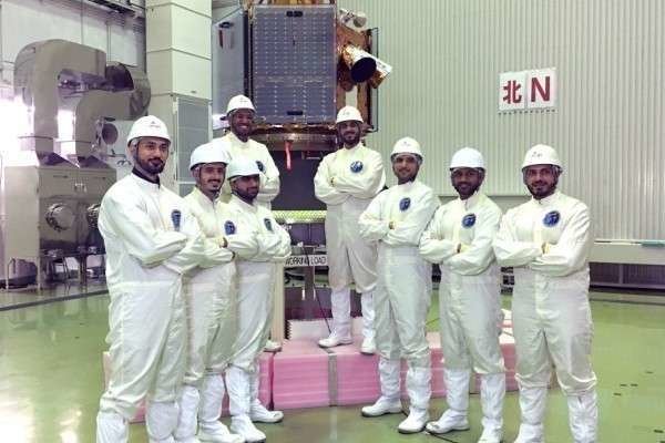 Los científicos del Centro Espacial Mohammed bin Rashid con el KhalifaSat en Jaón. (WAM)