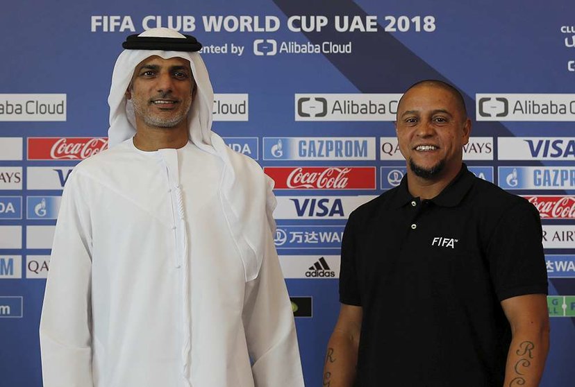 Roberto Carlos junto al representante de FIFA Khalaf Salem Al Wahedi.