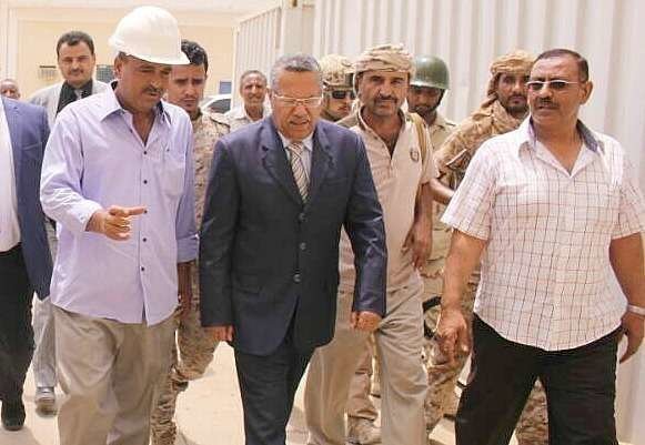 El destituido primer ministro de Yemen, Ahmed bin Dagher -en el centro-, durante un acto. (WAM)
