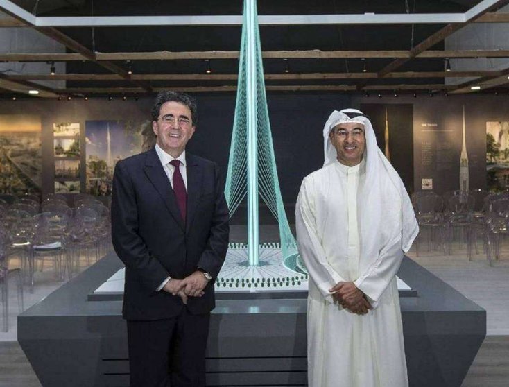 El arquitecto Santiago Calatrava junto al presidente de Emaar Properties, Mohamed al Abbar.