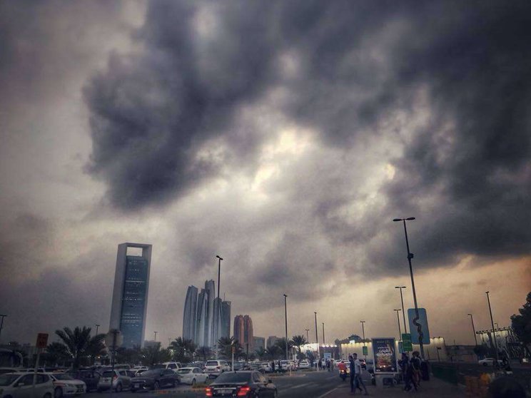 Nubes de lluvia sobre el cielo de Abu Dhabi. (EL CORREO)