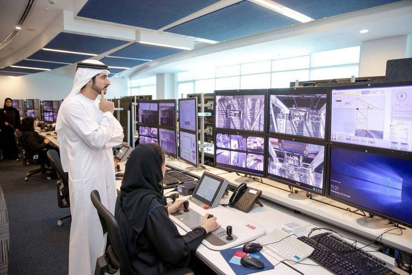 El jeque Hamdan bin Mohammmed bin Rashid Al Makoum, durante su visita a la sala de control de DP World. (WAM)