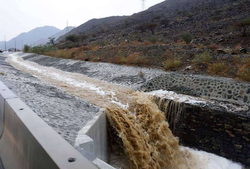 Una imagen de las corrientes de agua de lluvia en Emiratos Árabes. (WAM)