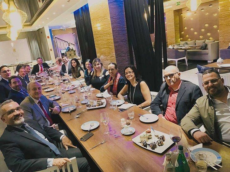 Imagen de la despedida a Faihan Alfayez, embajador de Colombia en EAU, y a su esposa por los representantes del GRULAC en Emiratos Árabes. (Cedida)