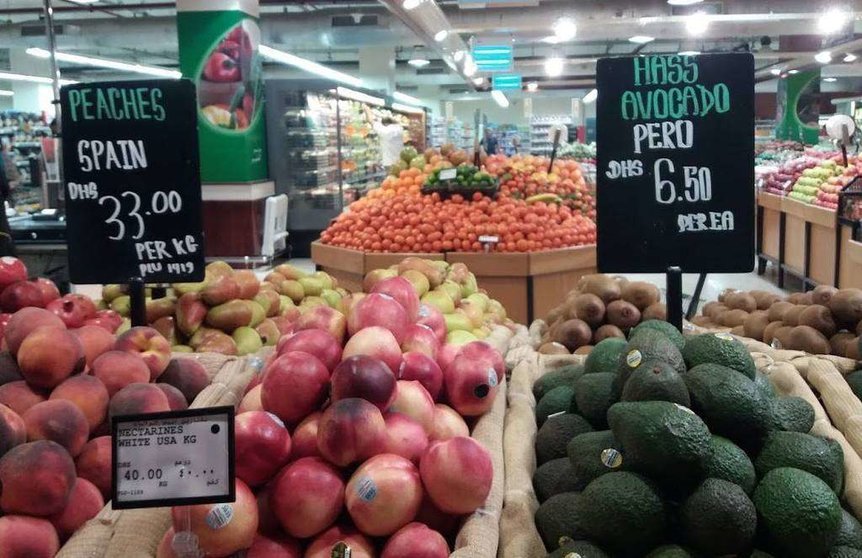 Fruta importada en un supermercado de EAU. (EL CORREO)