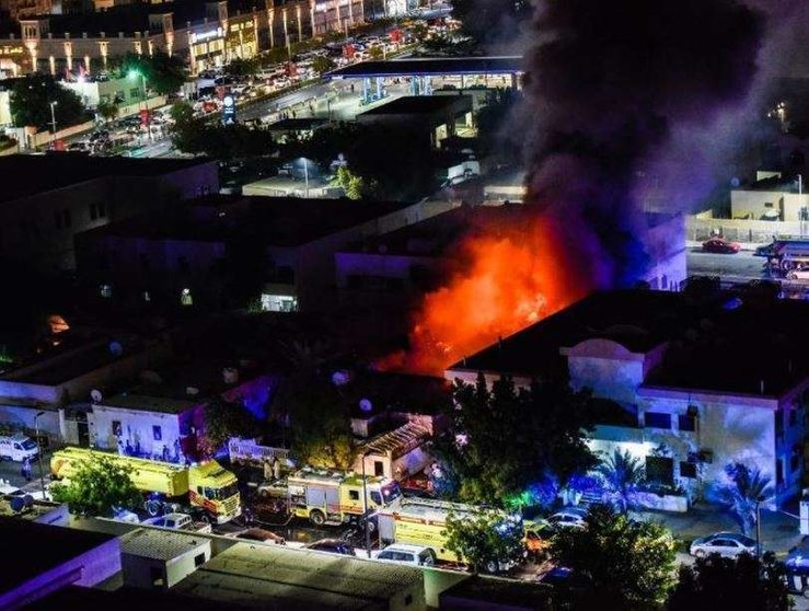 Una imagen de la vivienda en Sharjah en llamas.