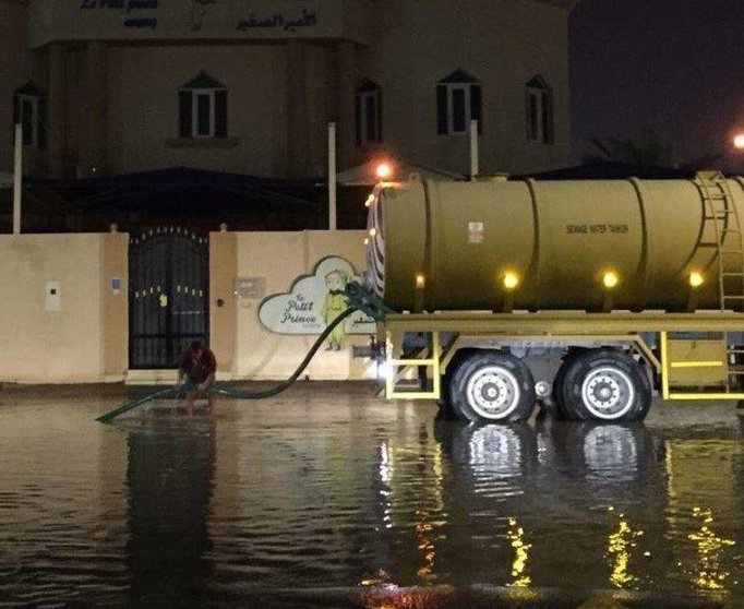 Trabajadores municipales drenan las calles inundadas de Qatar. (Twitter)