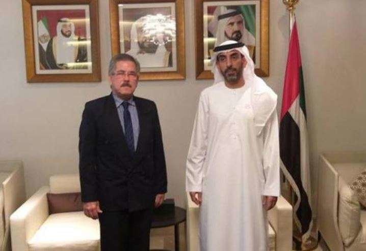El representante del Ministerio de Exteriores de EAU junto al jefe de misión cubana en Abu Dhabi.