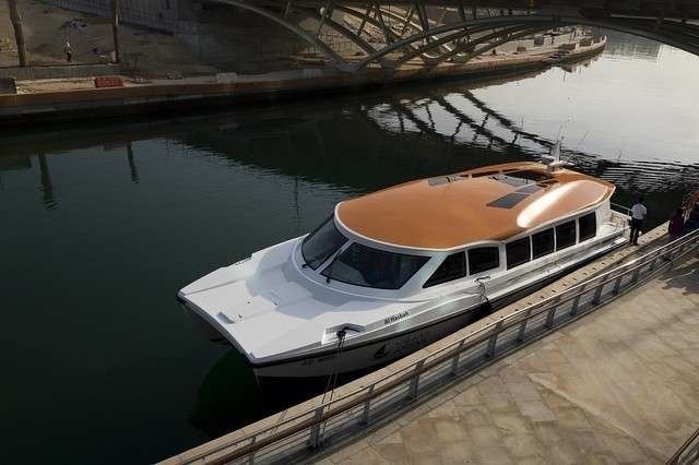 Uno de los barcos de alta velocidad de Jalboot para hacer cruceros en Abu Dhabi (The National).