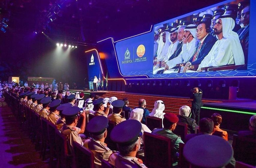 Perspectiva del salón de plenos donde tiene lugar en Dubai la asamblea general de la Interpol. (WAM)