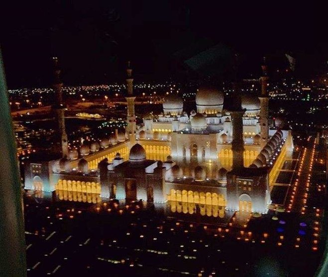 La modelo tomó esta foto de la Gran Mezquita desde el avión que la llevó a Abu Dhabi.